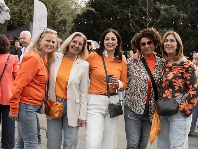 Vijf bezoeksters naast elkaar op het festivalterrein